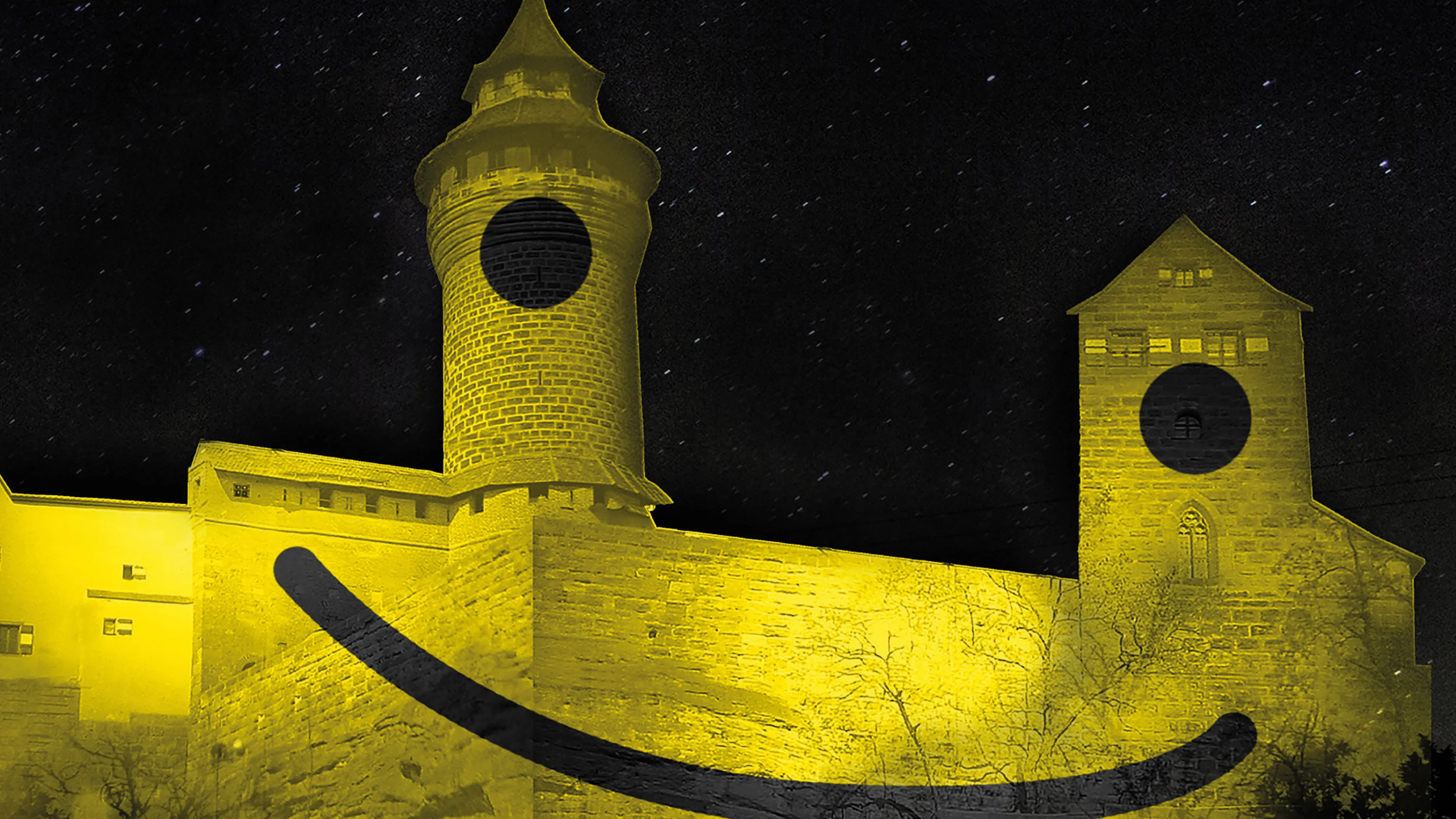 Bei der Blauen Nacht Nürnberg 2025 wird ein riesen gelber Smiley auf die Kaiserburg projiziert