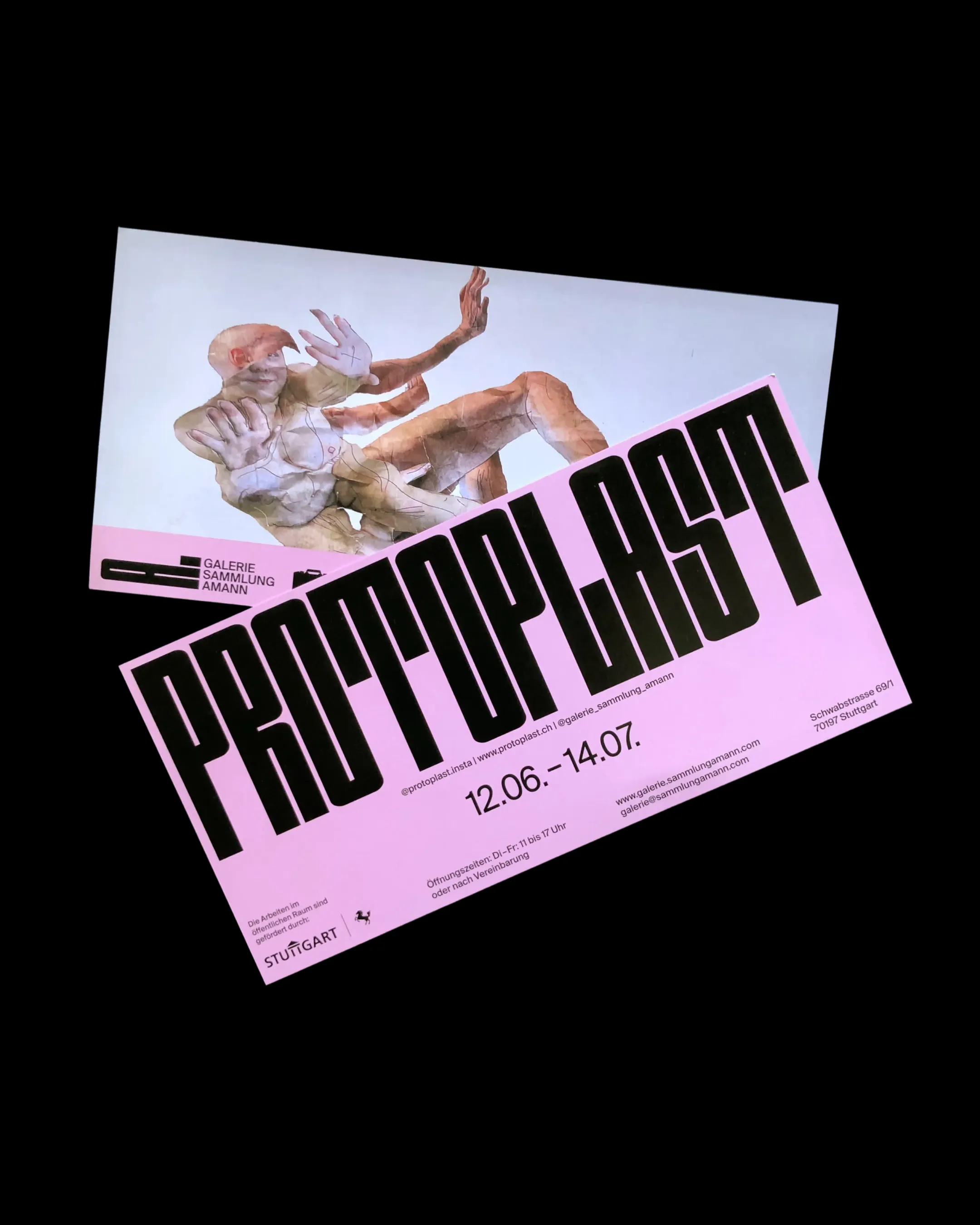 Rosa Flyer für Ausstellung "Protoplast" in der Galerie Sammlung Amann mit großer edgy Typografie und Art Print