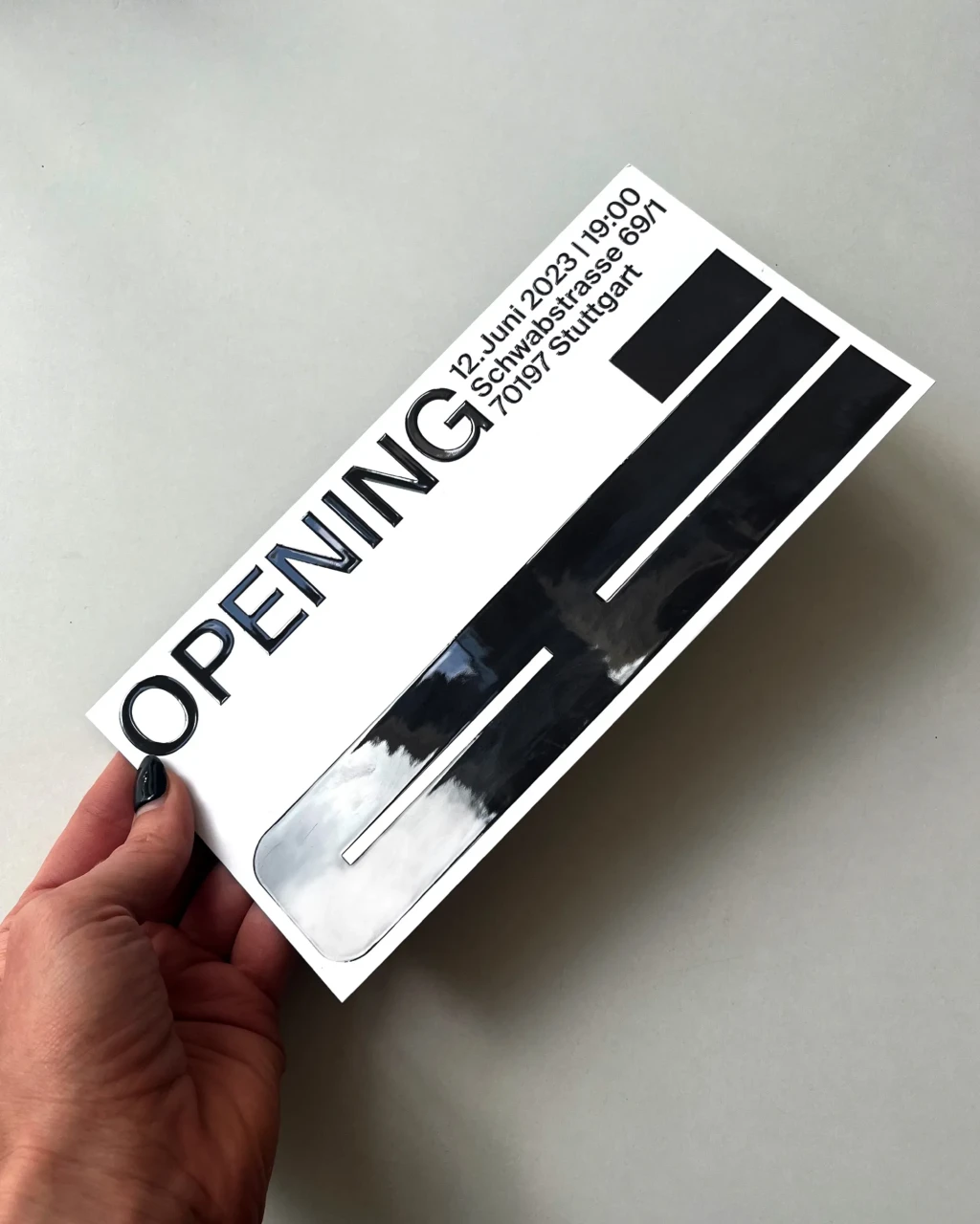 Flyer für Austellungseröffnung in der Galerie Amann Stuttgart mit großer Typografie und schwarzer, glänzender Veredelung