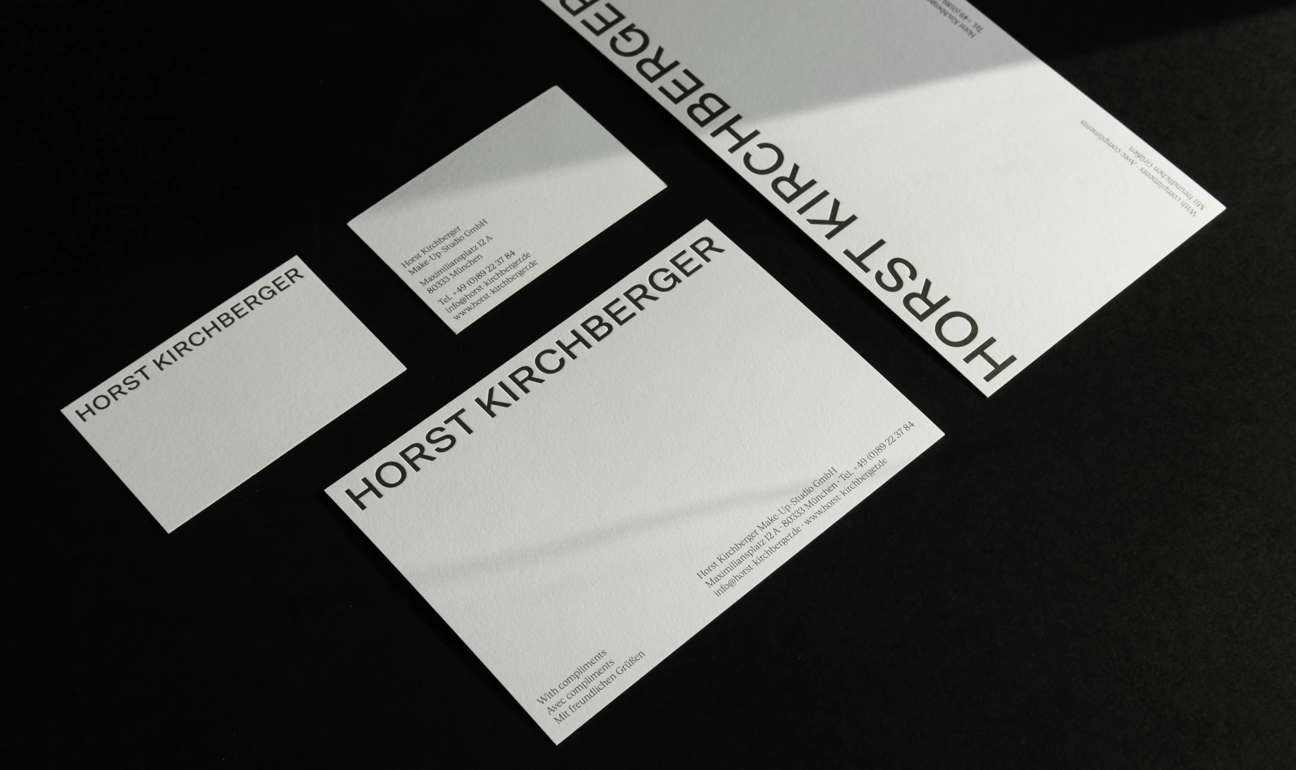 Minimalistische Geschäftsausstattung mit Fokus auf Typografie für Horst Kirchberger