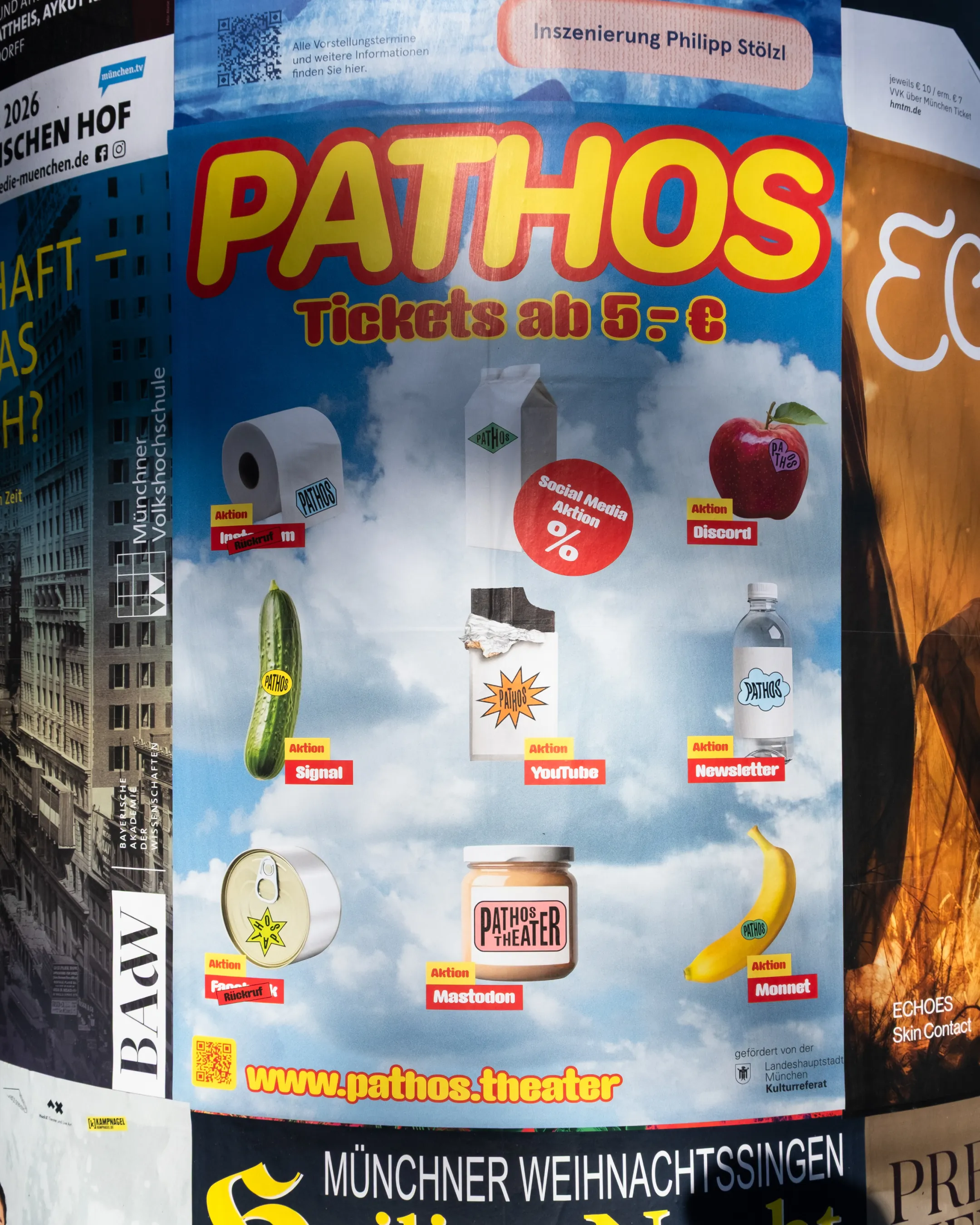 Pathos-Plakat mit freigestellten Produktbildernan im Discounter-Stil auf Wolkenhintergrund an Kultursäule