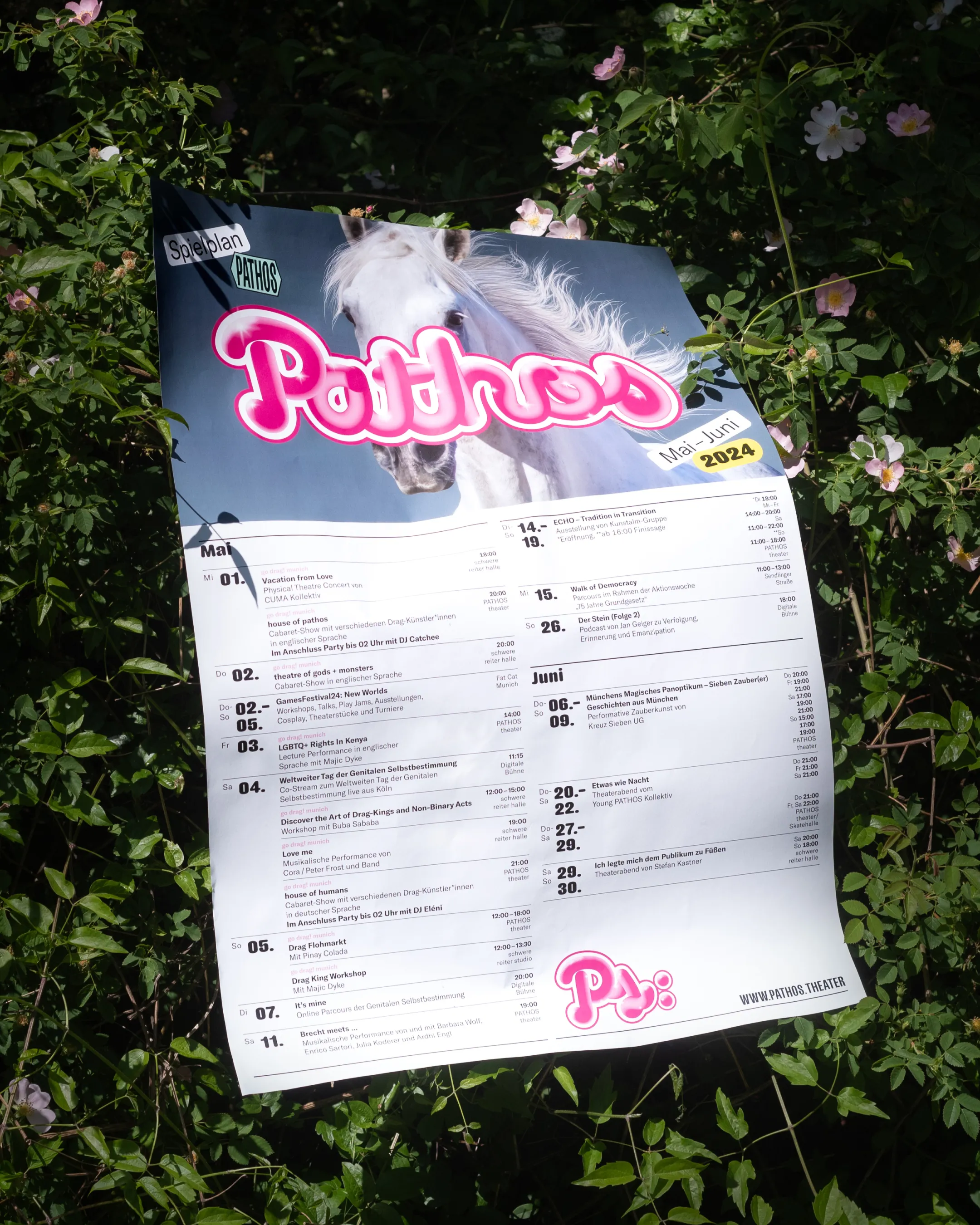 Pathos Programm Poster in einer Hecke für die Spielzeit Mai-Juni 2024 im "Wendy-Stil"