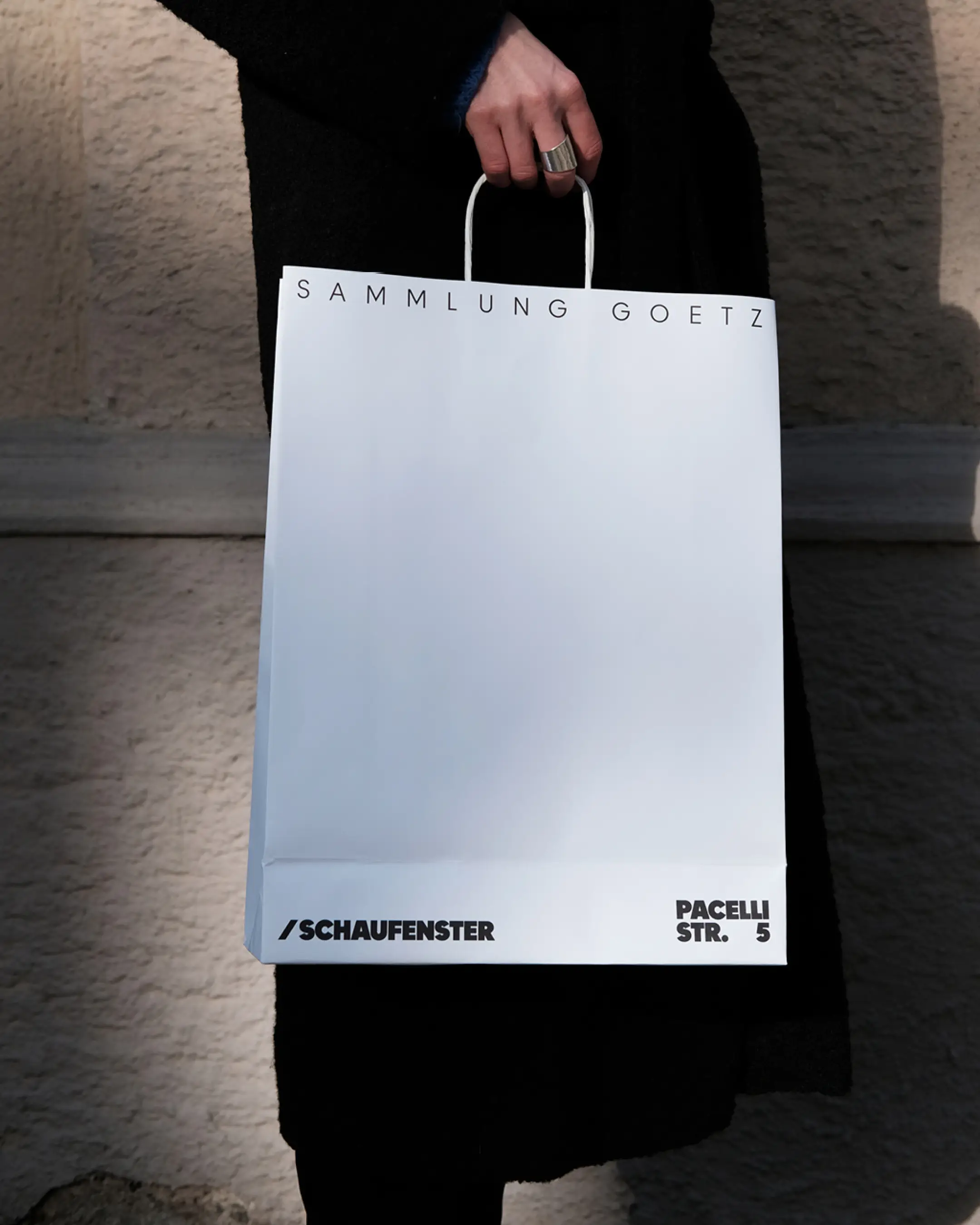 Das Schaufenster: Branding und Design für Sammlung Goetz in München, Papiertaschen Design
