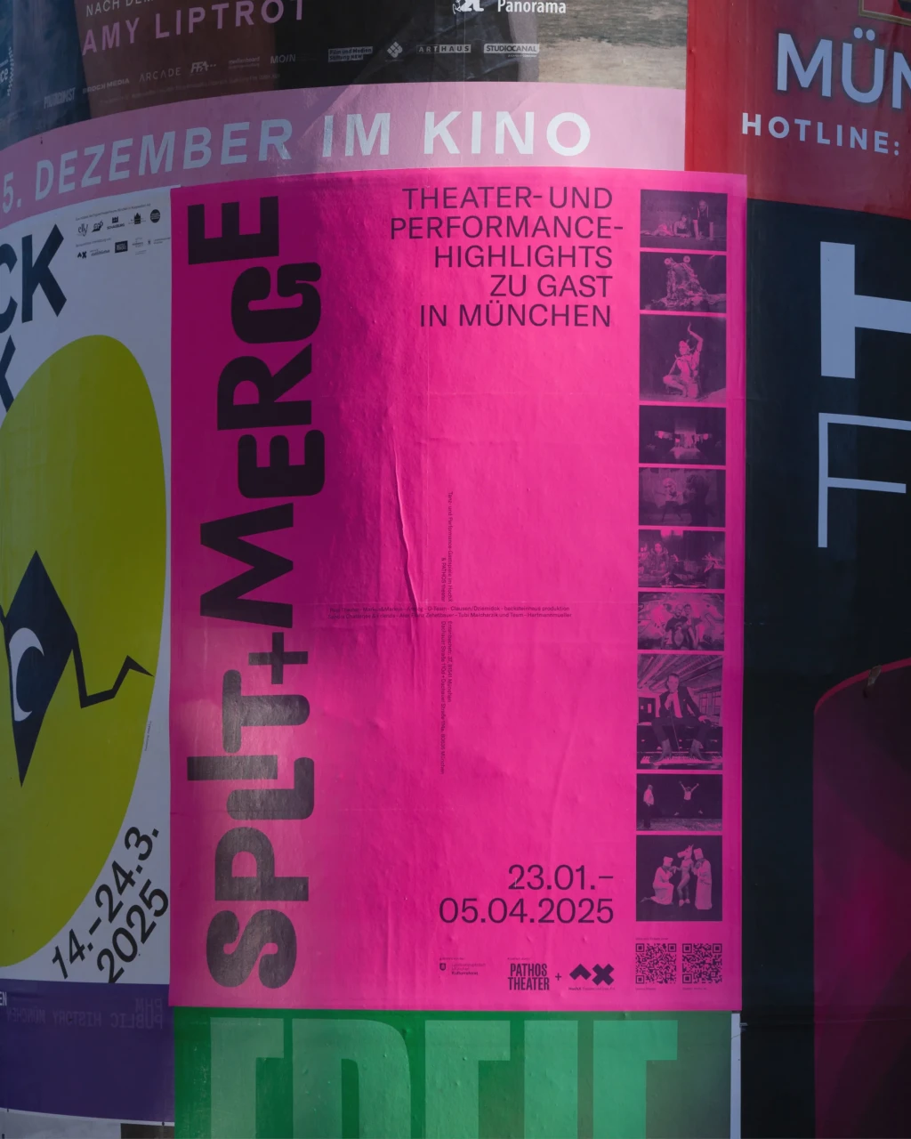 pinke Veranstaltungsposter für Theater- und Performance Festival "Split+Merge" 2025 in München an einer Kultursäule