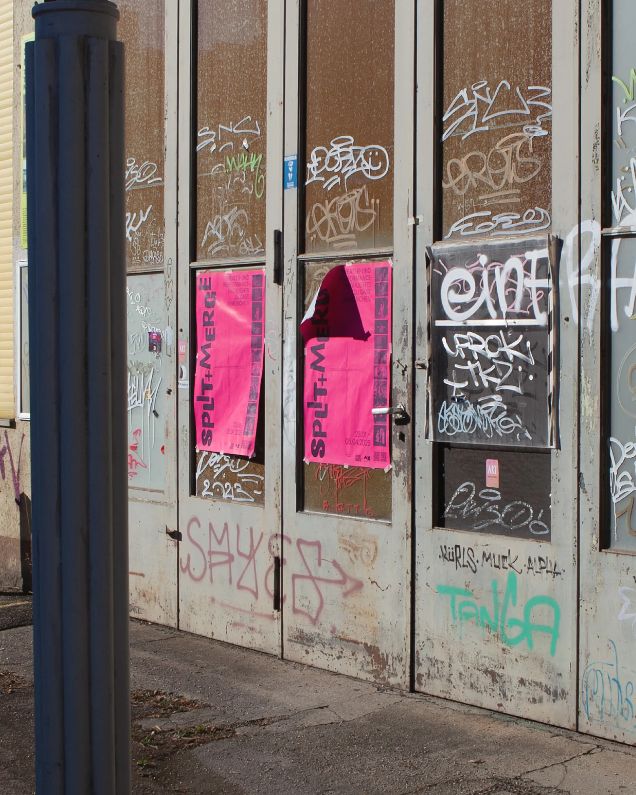 pinke Veranstaltungsposter für Theater- und Performance Festival "Split+Merge" 2025 in München im öffentlichen Raum