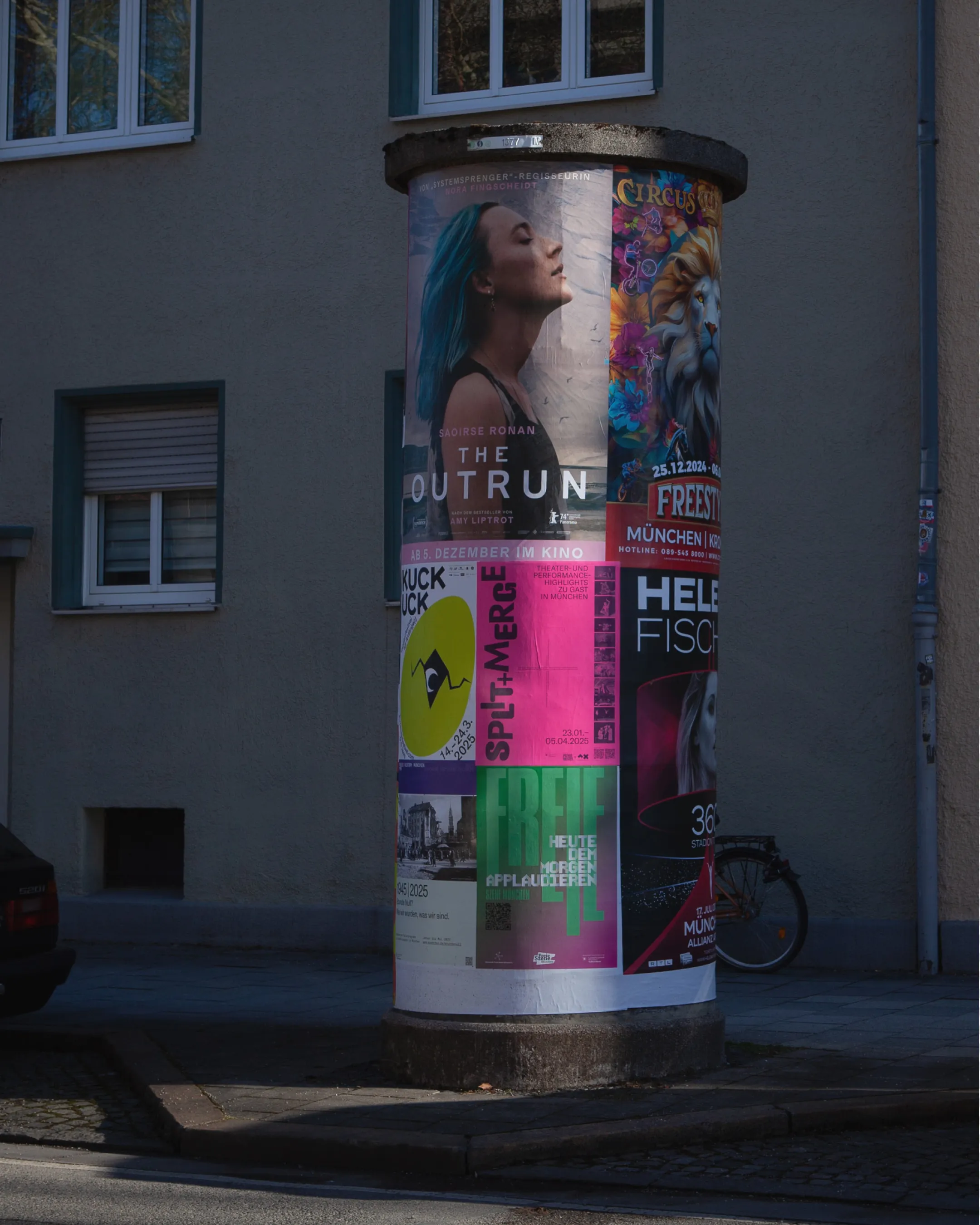 pinke Veranstaltungsposter für Theater- und Performance Festival "Split+Merge" 2025 in München an einer Kultursäule