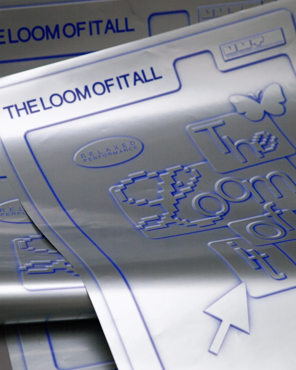 Bildausschnitt von silbernem Veranstaltungsplakat für "The Loom of it all" vom Pathos Theater in 200034 Internetästhetik