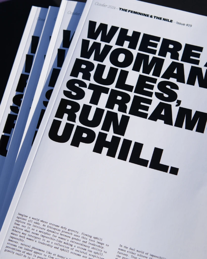 Nahaufnahme des Magazincovers mit schwarzer bolder Typografie auf weiß. Titel: Where a woman rules streams run uphill.