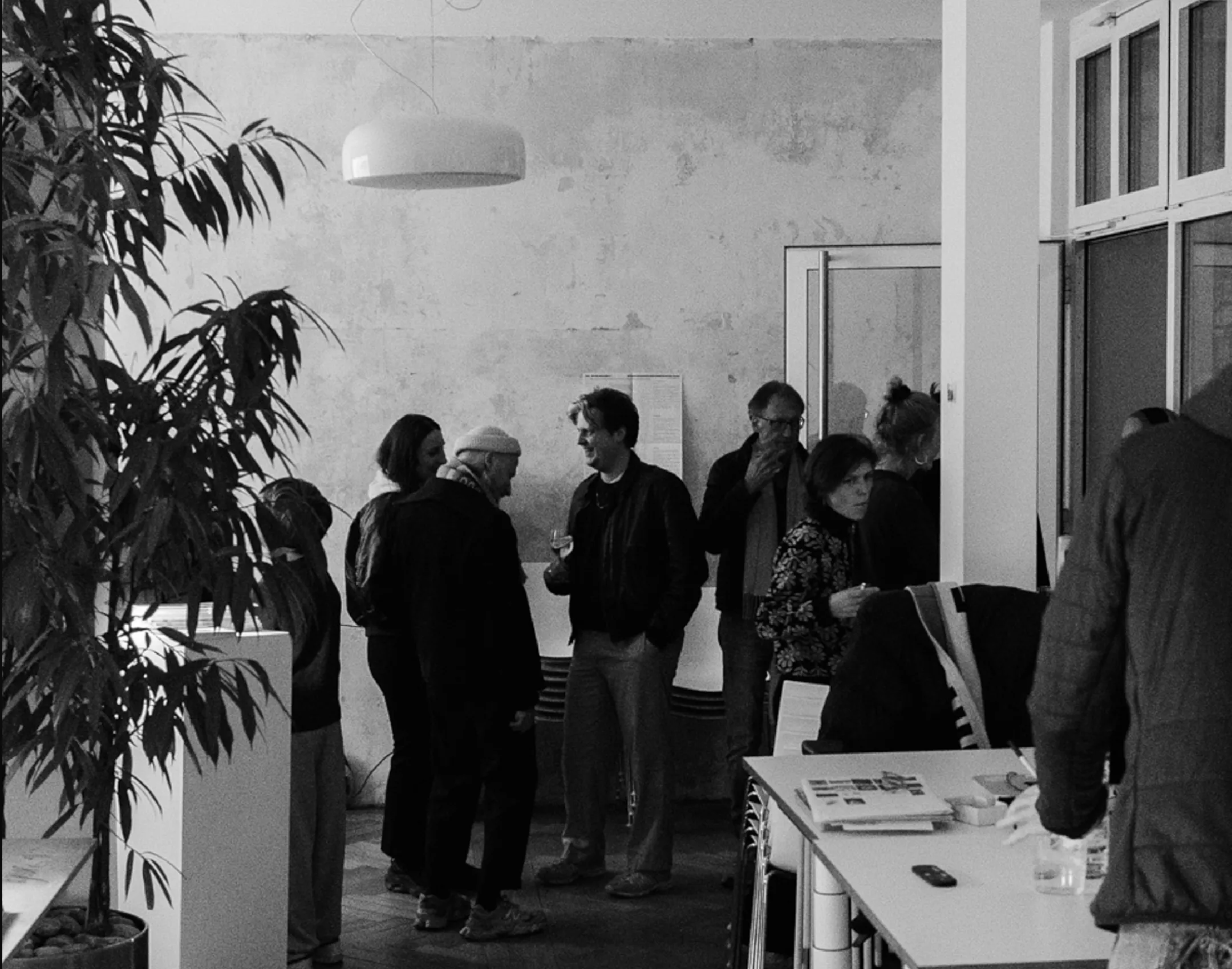 Veranstaltungsfoto schwarzweiß mit ca acht personen beim Magazin Release im Geschäft von Rose Pistola