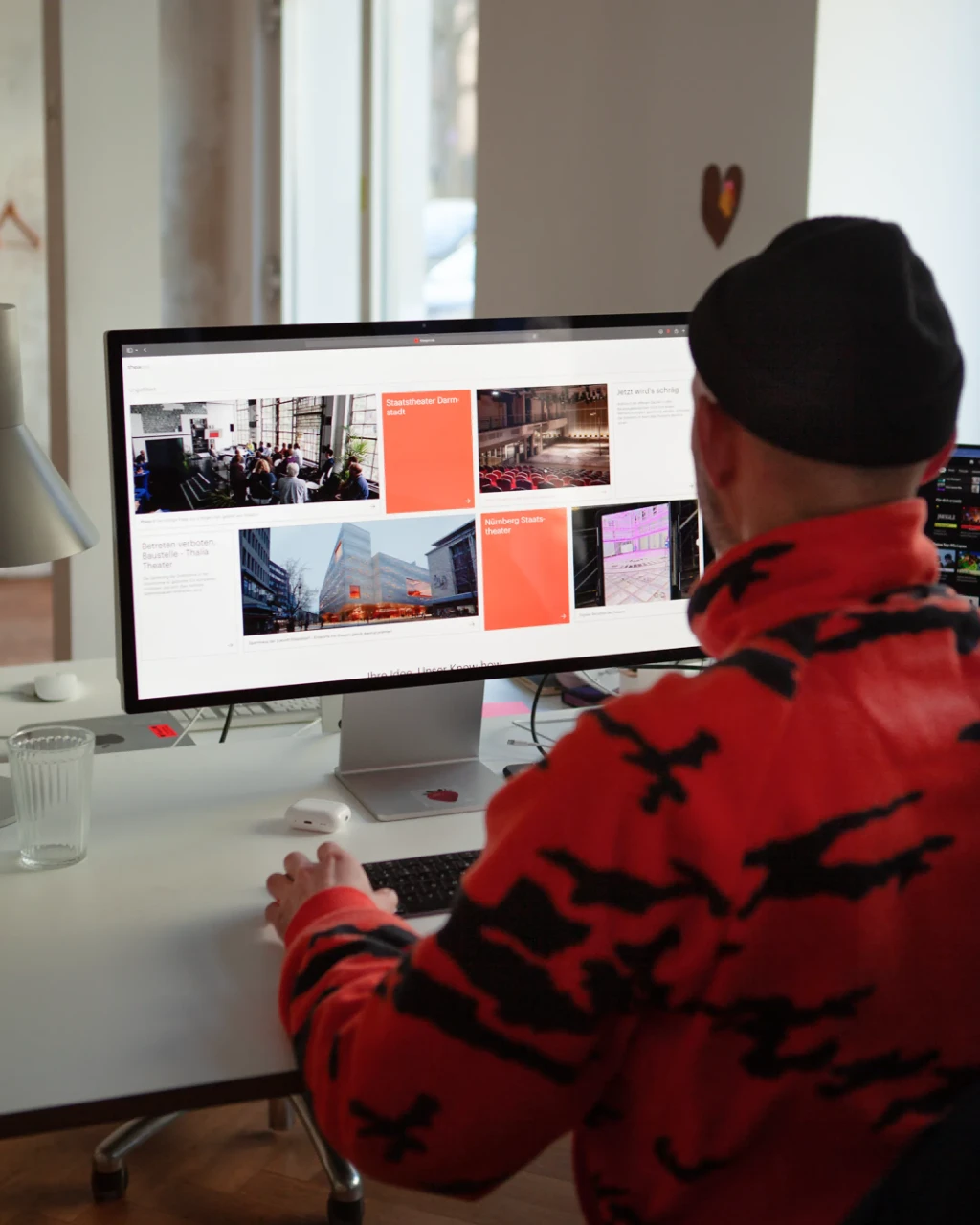 Ansicht der relaunchten theapro website auf einem Bildschirm in der Agentur Rose Pistola